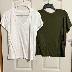 Universal Thread White and Green Short Sleeve Tees